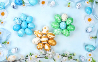 Paskalya kompozisyonu süslü yumurtalar ve çiçekli dallar, soyut bahar kartı, mutlu bayram konsepti, arka plan, ekran afişi,