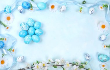 Mavi arka planda süslenmiş mavi Paskalya yumurtaları. Minimum tatil konsepti. Mutlu paskalya arkaplanları. Yumurtaların yaratıcı resimleri, renklendirme için basit çizimler fikri, kartpostal, ekran için pankart, seçici odaklanma