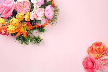 Çiçeklerle tatil konsepti, soyut bahar veya yaz kompozisyonu, natürmort hayat, afiş. Anneler günü için tebrik kartı, kadınlar günü, sevgililer günü, mutlu yıllar, düğün, seçici odaklanma, sevdikleri için hediye.,