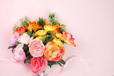 Soyut bahar ya da yaz kompozisyonu, çiçekli tatil konsepti, natürmort yaşam, afiş. Anneler günü için tebrik kartı, kadınlar günü, sevgililer günü, mutlu yıllar, düğün, seçici odaklanma, sevdikleri için hediye.,