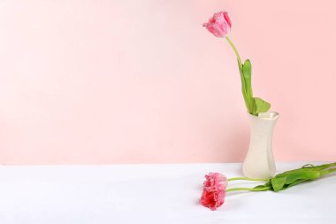 Çiçeklerle tatil konsepti, soyut bahar veya yaz kompozisyonu, natürmort hayat, afiş. Anneler günü için tebrik kartı, kadınlar günü, sevgililer günü, mutlu yıllar, düğün, seçici odaklanma,