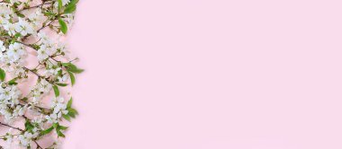 Çiçeklerle tatil konsepti, soyut bahar veya yaz kompozisyonu, natürmort hayat, afiş. Anneler günü için tebrik kartı, kadınlar günü, sevgililer günü, mutlu yıllar, düğün,