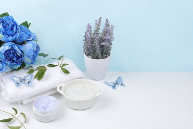 Aromatik su, lavanta, havlu, aromaterapi ve cilt bakımı, yaşam tarzı konsepti, davetiye ve reklam kartı içeren spa ve sağlık kompozisyonu,
