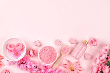 Kokulu gül suyu, tuz, gül ve sakura, havlu, aromaterapi ve cilt bakımı, yaşam tarzı konsepti, davetiye ve reklam kartı içeren spa ve sağlık kompozisyonu,