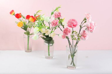 Çiçeklerle tatil konsepti, bahar veya yaz kompozisyonu, durgun hayat, vazodaki çiçekler, afiş. Anneler günü kartı, mutlu yıllar, düğün, çiçekçi reklamı.,