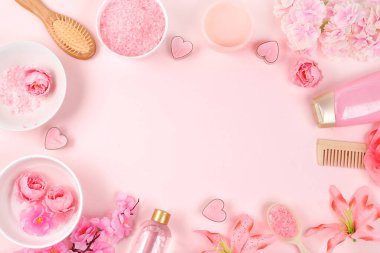 Kokulu gül suyu, tuz, gül ve sakura, havlu, aromaterapi ve cilt bakımı, yaşam tarzı konsepti, davetiye ve reklam kartı içeren spa ve sağlık kompozisyonu,