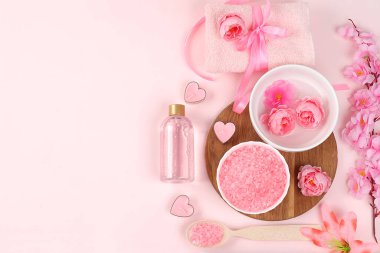 Kokulu gül suyu, tuz, gül ve sakura, havlu, aromaterapi ve cilt bakımı, yaşam tarzı konsepti, davetiye ve reklam kartı içeren spa ve sağlık kompozisyonu,