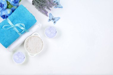 Aromatik su, lavanta, havlu, aromaterapi ve cilt bakımı, yaşam tarzı konsepti, davetiye ve reklam kartı içeren spa ve sağlık kompozisyonu,
