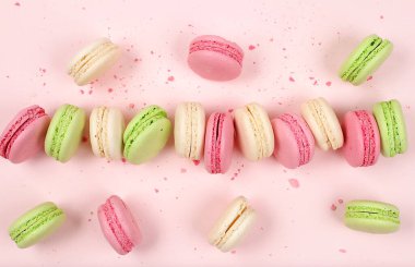 Ekmek kırıntıları ve üst manzaralı açık bir masada taze, renkli kurabiyeler. Modern fırın konsepti, reklam veya davetiye için kartvizit. Lezzetli geleneksel kahvaltı.,