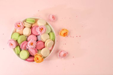 Çiçeklerle dolu bir hediye kutusunda taze, renkli kurabiyeler. Modern fırın konsepti, reklam veya davetiye için kartvizit. Lezzetli geleneksel kahvaltı.,