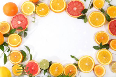 Yazlık taze tropikal meyveler parlak güneşli masada yazılı, detoks diyeti ve kilo verme konseptiyle birlikte. Üst görünüm, sağlıklı ve doğal yiyecek, C vitamini kaynağı,