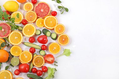 Detoks diyeti ve kilo verme konsepti. Taze yaz tropikal meyve ve sebzeleri parlak güneşli bir masada yazı, üst görünümü, sağlıklı ve doğal yiyeceği, C vitamini kaynağını barındıran bir masada.,