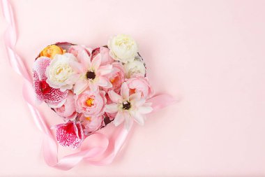 Soyut çiçek kompozisyonu, bahar arkaplanı. Hediye kutusunda çiçekler, minimum tatil konsepti. Kadınlar günü için tebrik kartı, anneler günü, mutlu yıllar, düğün, bayrak, çiçek teslimatı, seçici odaklanma