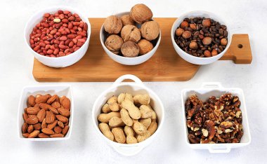 Farklı fındık çeşitleri, sağlıklı doğal gıda konsepti badem, ceviz, fıstık, ceviz, ceviz ve çam fıstığı, sebze ve vitaminli yüksek kalorili gıda.,