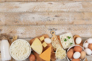 Çeşitli taze süt ürünleri, malzemelerle sağlıklı kahvaltı, doğal gıda konsepti, yazı için en iyi manzara, diyet yemeği, kırsal masa.,