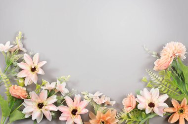 Soyut çiçek kompozisyonu düz yerleşim, arka plan, çiçekli minimum tatil kavramı, bahar afişi. Gri bir masada nilüfer çiçekleri. Anneler günü kartı, mutlu yıllar, düğün, mesajlaşma yeri.,