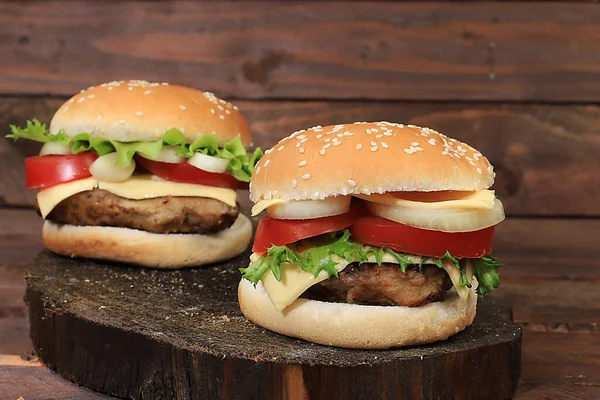 Dois Cheeseburgers Duplos Com Folhas Alface Fresca Tomates Queijo Creme — Fotografia de Stock