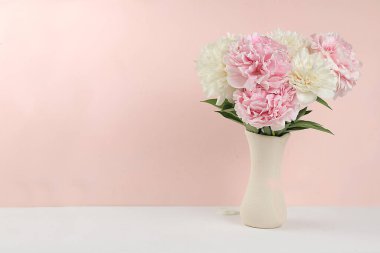 Dekor elementleriyle iç mekan, hafif arka planda bir vazoda güzel bahar şakayığı dalları, soyut çiçek aranjmanı, metin için yeri olan bir hayat, çiçek doğum günü kartı, düğün, seçici odaklanma.