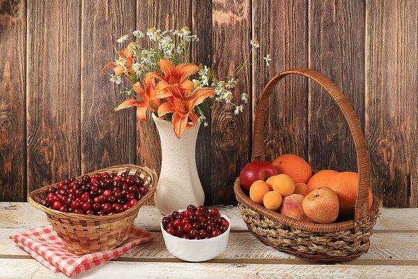 Sommerbeeren Und Früchte Auf Holzgrund Rustikaler Stil Gesundes Naturkost Konzept — Stockfoto