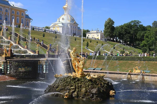ロシア サンクトペテルブルク ピーターホフ 2021年7月12日 写真は 国立博物館の下の公園にある大カスケードの噴水と 公園を歩く人々 選択的な焦点を示しています — ストック写真