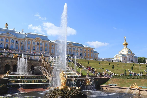 俄罗斯圣彼得堡彼得霍夫2021年7月12日图为国家博物馆 彼得霍夫保护区下公园的大瀑布喷泉 以及在公园内散步的人们 有选择的焦点 — 图库照片