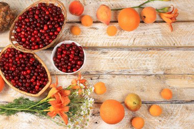 Tahta bir arka planda, nilüferler ve papatyalarla yaz meyveleri, köyde hasat, sağlıklı doğal gıda konsepti, malzemelerle kahvaltı, mağaza reklamı, kafe kartviziti, seçici odaklanma.