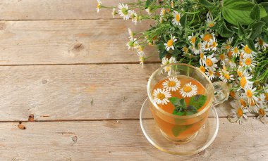 Papatya çayı ve nane çayı, alternatif tıp konsepti, sonbahar geçmişi, şifalı bitkiler, yabani otlar hastalıkların tedavisinde kullanılır.