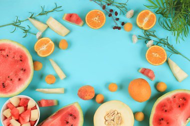 Karpuz ve kavunlu meyve salatası, parlak güneşli bir masada taze tropikal meyve ve böğürtlen, doğal ve sağlıklı gıda konsepti, sağlıklı bir kahvaltı için malzemeler, detoks diyeti ve kilo kaybı.,