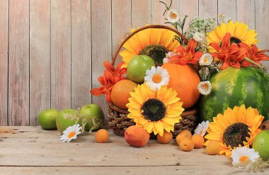 Sonbahar kompozisyonu meyve ve çiçeklerle, hasat konsepti ve şükran günü, arkaplan, tebrik kartı, seçici odaklanma,