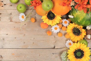 Tahta bir masa üzerinde meyveler, böğürtlenler ve çiçeklerle sonbahar soyut kompozisyonu, hasat konsepti ve şükran günü geçmişi, sağlıklı ve sağlıklı yiyecekler, reklam metinleri için seçici odak noktası, seçici odaklanma.