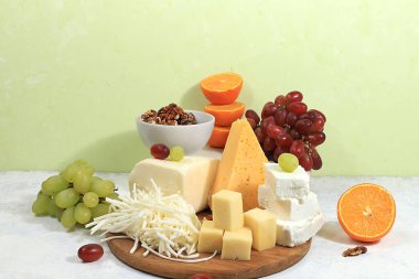 Çeşitli peynirler, üzümler ve fındıklar, meyveler, Fransız diyetinin temeli, sağlıklı ve doğal gıda seçimi, reklam kartı veya bir kafe, dükkan, menü, seçici odak, metin için yer