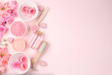 Aromatik gül suyu, tuz, güller, arşiv çiçekleri ve sakura, aromaterapi ve cilt bakımı, yaşam tarzı konsepti, davetiye ve reklamcılık, seçici odak noktası