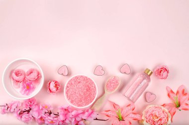 Kokulu gül suyu, deniz tuzu, gül ve sakura çiçeği, cilt ve vücut bakımı, aromaterapi, yaşam tarzı konsepti, davetiye ve reklam kartı, yazı için yer, seçici odaklanma.,