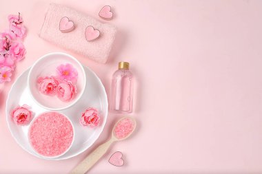 Aromatik gül suyu, tuz, güller, arşiv çiçekleri ve sakura, aromaterapi ve cilt bakımı, yaşam tarzı konsepti, davetiye ve reklamcılık, seçici odak noktası