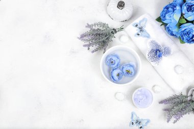 Aromatik su, tuz, güller, lavanta ve gül çiçekleri, aromaterapi ve cilt bakımı, yaşam tarzı konsepti, davetiye ve reklam, seçici odaklanma