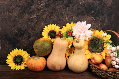 Mutlu Şükran Günü konsepti, mevsimlik balkabakları, kavunları, elmaları ve çiçekleri olan sonbahar arkaplanı eski ahşap arka planda, kopyalama alanı, seçici odak.