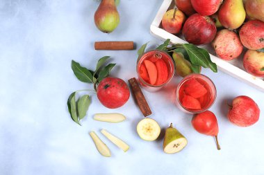 Elma ve armut şarabından yapılan sıcak şarap, bir sonbahar içkisi. Diyet ve kilo verme konsepti. Meyveler vücudu temizler ve bağışıklık sistemini güçlendirir. Sağlıklı beslenme, vücut detoksifikasyonu, seçici odaklanma