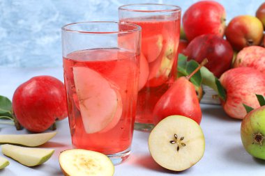 Elma ve armut şarabından yapılan sıcak şarap, bir sonbahar içkisi. Diyet ve kilo verme konsepti. Meyveler vücudu temizler ve bağışıklık sistemini güçlendirir. Sağlıklı beslenme, vücut detoksifikasyonu, seçici odaklanma