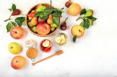 Elma armudu, bal ve meyve suyu. Diyet ve kilo verme konsepti, Yahudi yeni yılı Rosh Hashanah geçmişi. Sonbaharda köyde hasat, ekolojik gıda. Sağlıklı beslenme, vücut detoksifikasyonu, seçici odaklanma