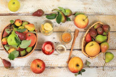 Elma armudu, bal ve meyve suyu. Diyet ve kilo verme konsepti, Yahudi yeni yılı Rosh Hashanah geçmişi. Elmalar vücudu temizlemeye ve ağırlığı azaltmaya yardımcı olur. Sağlıklı beslenme, vücut detoksifikasyonu