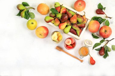 Elma armudu, bal ve meyve suyu. Diyet ve kilo verme konsepti, Yahudi yeni yılı Rosh Hashanah geçmişi. Elmalar vücudu temizlemeye ve ağırlığı azaltmaya yardımcı olur. Sağlıklı beslenme, vücut detoksifikasyonu