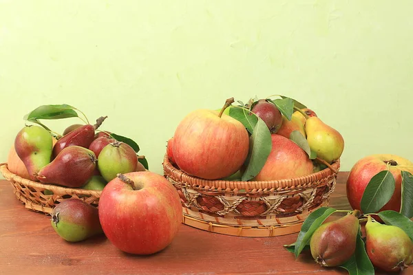 Pommes Poires Sur Une Table Rustique Régime Alimentaire Concept Perte — Photo