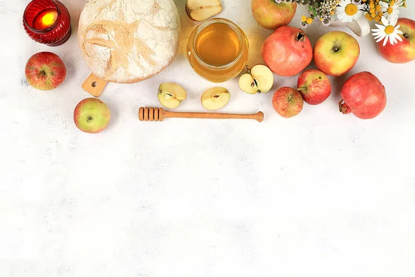 Composição Outono Com Maçãs Mel Romã Vela Conceito Colheita Ano — Fotografia de Stock