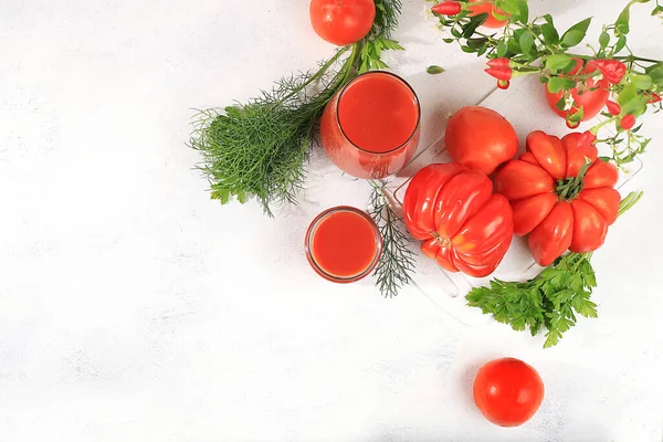 Suco Tomate Ingredientes Uma Mesa Ensolarada Brilhante Dieta Debox Conceito — Fotografia de Stock