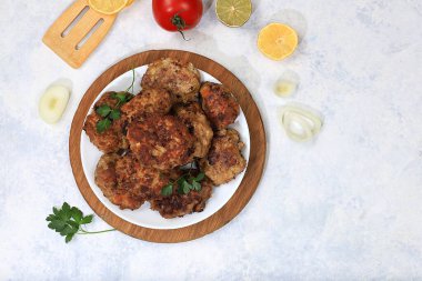 Ev yapımı soğanlı, domatesli ve sarımsaklı pirzola, arka planda baharatlı otlar, lezzetli doğal yiyecekler, bir menü reklamı, bir kafe restoranı, seçici odak noktası.