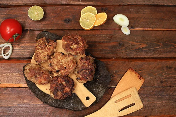 Costeletas Caseiras Com Cebola Tomate Alho Ervas Picantes Fundo Madeira — Fotografia de Stock