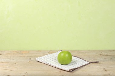 Eski arkaplanda yeşil elmalı boş tahta masa. Metin, köy tarzı, sağlıklı yaşam tarzı ve kilo kaybı konsepti için yer var. Tasarım ve ürün tanıtımı için model alın.,