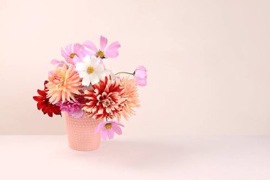 Bir vazo üzerindeki vazolar ve papatyalar. Soyut kompozisyon, Şükran Günü konsepti, mevsimlik arka plan, pankart ya da su sıçratma, yazılı tebrik kartı ya da davetiye.