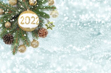 Mutlu yıllar 2022. Noel süslemeleri, yeni yıl oyuncakları, toplar ve çam kozalakları, tebrik kartları, sergi afişi, tatil reklamları için ürün kişiselleştirmesi, düz yatak, üst görünüm