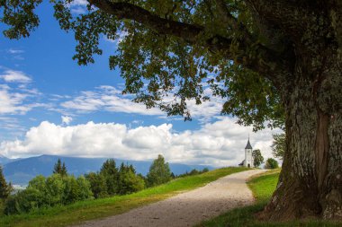 Slovenya 'nın Jamnik köyündeki Aziz Primoz Kilisesi